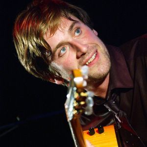Le chanteur français Thomas Dutronc (fils des chanteurs français Jacques Dutronc et Françoise Hardy) se produit avec son groupe 'Thomas Dutronc et les Esprits Manouches' au 'Café de la Danse' à Paris, France, le 14 octobre 2006. Photo by Nicolas Khayat/ABACAPRESS.COM