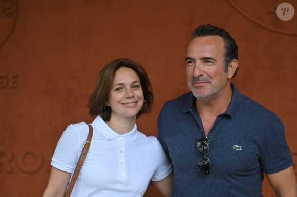 La star française est également le père de deux petites filles, nées de son histoire avec l'ex-patineuse Nathalie Péchalat.

Jean Dujardin, Nathalie Péchalat assistent aux Internationaux de France 2023 à Roland Garros le 11 juin 2023 à Paris, France. Photo par Franck Castel/ABACAPRESS.COM