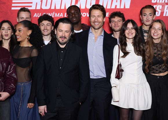 Edgar Wright, Glen Powell et les élèves de la Star Academy 2025 (G-D) Mélissa, Léa, Lily, Ambre, Léane, Léo, Noah, Théo P., Jeanne, Victor, Anouk, Ema, Sarah et Bastiaan lors de la première de Running Man au cinéma UGC Ciné Cité Bercy à Paris le 3 novembre 2025.

© Denis Guignebourg / Bestimage