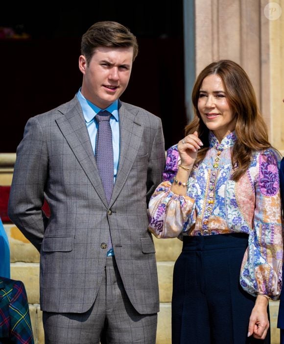 À l'occasion de son 85e anniversaire, la reine Margrethe assiste à un concert du Royal Life Guards Band dans la cour intérieure du palais de Fredensborg. Photo by Backgrid USA / Bestimage