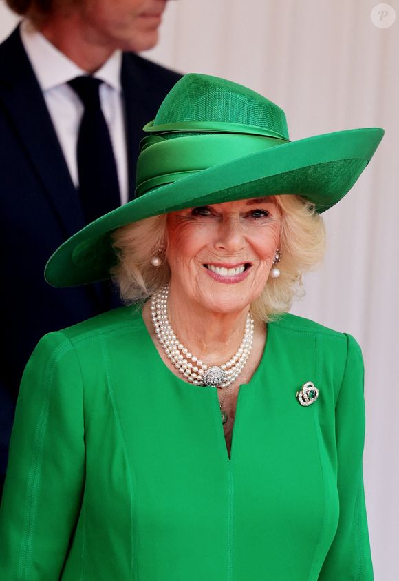 Pour l'occasion, le couple Macron est exceptionnellement logé au château de Windsor, symbole fort de la monarchie britannique.

Le roi Charles III d'Angleterre, Camilla Parker Bowles, reine consort d'Angleterre, le prince William, prince de Galles, et Catherine (Kate) Middleton, princesse de Galles, accueillent le couple présidentiel français le président Emmanuel Macron et sa femme la Première Dame Brigitte Macron sur Datchet road à Windsor, Royaume Uni, le 8 juillet 2025. © Dominique Jacovides/Bestimage