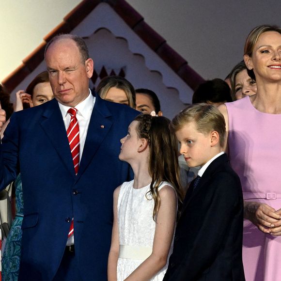 Le prince Albert II de Monaco, la princesse Charlene, leurs enfants, le prince héréditaire Jacques et la princesse Gabriella et la princesse Caroline de Hanovre - Célébration des 20 ans de règne du prince souverain Albert II de Monaco sur la place du Palais à Monaco, le 19 juillet 2025. © Bruno Bebert/Bestimage