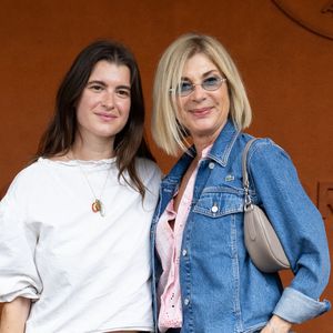 De nombreuses personnalités ont arpenté le village de Roland-Garros ce mardi pour assister aux quarts de finale.

Michèle Laroque et sa mère Oriane Deschamps au village lors des Internationaux de France de Tennis de Roland Garros 2026. Paris, le 2 juin 2026.
© Jacovides-Moreau / Bestimage