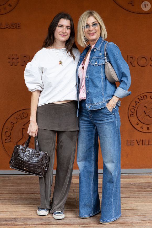 De nombreuses personnalités ont arpenté le village de Roland-Garros ce mardi pour assister aux quarts de finale.

Michèle Laroque et sa mère Oriane Deschamps au village lors des Internationaux de France de Tennis de Roland Garros 2026. Paris, le 2 juin 2026.
© Jacovides-Moreau / Bestimage