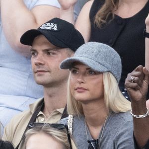 Kelly Vedovelli et son petit frère Lucas en tribunes lors des Internationaux de France de Tennis de Roland Garros 2025, à Paris, France, le 6 juin 2025. © Jacovides-Moreau/Bestimage