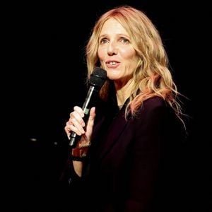 “On a été des aventurières petites avec ma sœur puisqu’on avait un père un peu aventurier et un oncle aventurier”, poursuit Sandrine Kiberlain

Sandrine Kiberlain pendant la cérémonie de remise du prix lumière à I.Huppert lors de la 16ème édition du Festival Lumière à l'Amphithéâtre - Centre de Congrès à Lyon, France, le 18 octobre 2024. © Dominique Jacovides/Bestimage