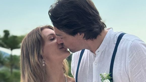 Parés de leurs plus beaux habits, Camille Lacourt et sa compagne de mariage ! Leur fils Marius, 4 ans, aux premières loges