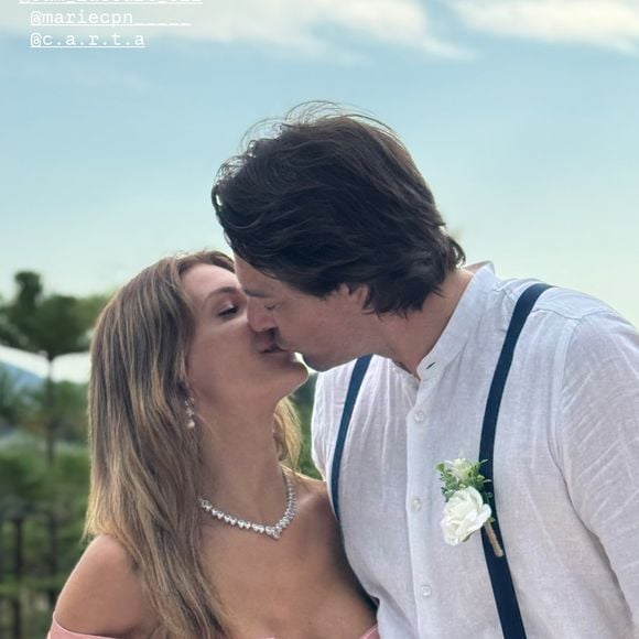 Belle journée de mariage pour Alice Detollenaere et Camille Lacourt !

Alice Detollenaere et Camille Lacourt demoiselle et garçon d'honneur au mariage de leurs amis