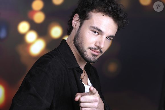 Très soutenu par ses fans, Anthony Colette aborde cette nouvelle aventure avec enthousiasme. 

Portrait de Anthony Colette à Paris, le 20 mars 2025. © Cédric Perrin/Bestimage