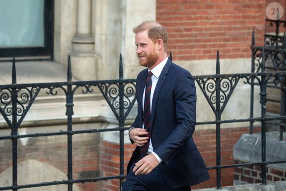 Le prince Harry, duc de Sussex à l'issue du 2ème jour de son appel de la décision de la Haute Cour à propos de son droit à des gardes du corps armés payés par le contribuable, le 9 avril 2025. 
Crédit : Zuma Press / Bestimage