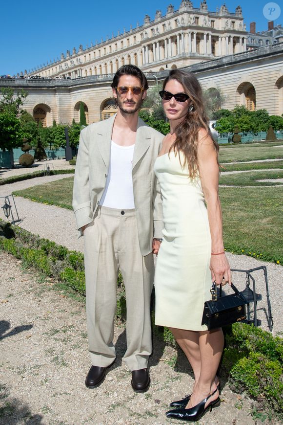Pierre Niney et Natasha Andrews assistent au défilé Jacquemus Menswear Spring/Summer 2026 dans le cadre de la semaine de la mode à Paris, France, le 29 juin 2025. Photo par Aurore Marechal/ABACAPRESS.COM