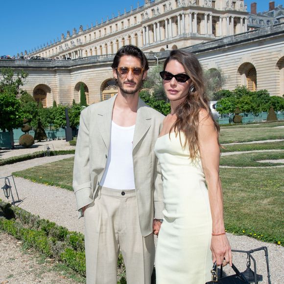 Pierre Niney et Natasha Andrews assistent au défilé Jacquemus Menswear Spring/Summer 2026 dans le cadre de la semaine de la mode à Paris, France, le 29 juin 2025. Photo par Aurore Marechal/ABACAPRESS.COM