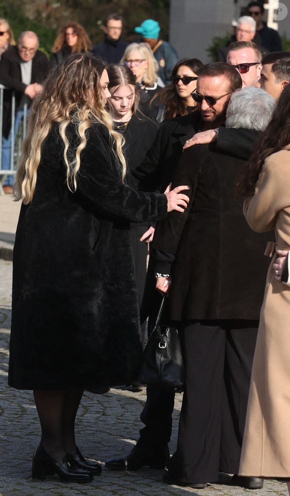 Michel Ferracci et Milla Savarese, la fille d'Emilie Dequenne quittant les funérailles de l'actrice belge Emilie Dequenne au crématorium du cimetière du Père Lachaise à Paris, France, le 26 mars 2025. Emilie Dequenne, qui avait remporté le prix de la meilleure actrice au Festival de Cannes en 1999 pour son premier rôle dans le film Rosetta des Dardenne, est décédée à l'âge de 43 ans des suites d'un cancer rare des glandes surrénales. Photo by Jerome Domine/ABACAPRESS.COM
