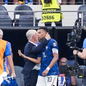 Didier Deschamps console Kylian Mbappe après la défaite de la France face à l'Espagne, en Coupe du monde, le 14 juillet 2026.

© Bestimage