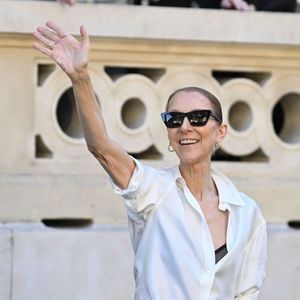 Céline Dion acclamée par ses fans à la sortie de l’hôtel Royal Monceau, avant de se rendre à la Plenitude Arena de Paris La Défense, à Paris, France, le 25 septembre 2026. © Pierre Perusseau/Bestimage