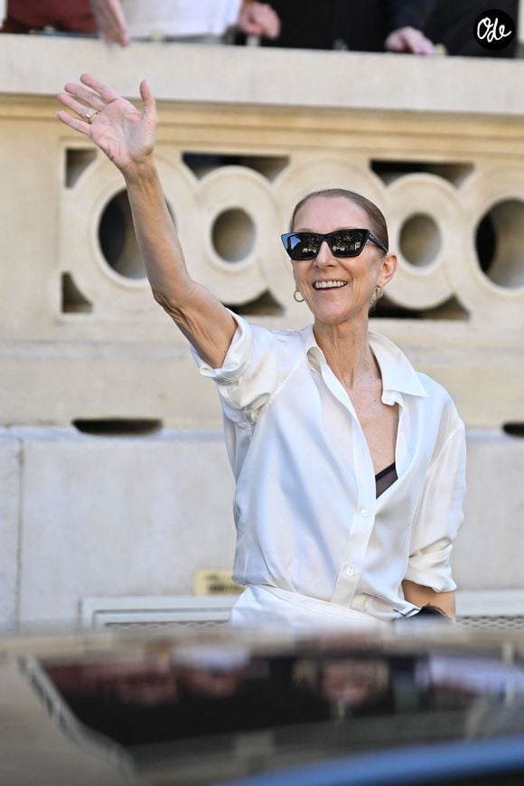 Céline Dion acclamée par ses fans à la sortie de l’hôtel Royal Monceau, avant de se rendre à la Plenitude Arena de Paris La Défense, à Paris, France, le 25 septembre 2026. © Pierre Perusseau/Bestimage