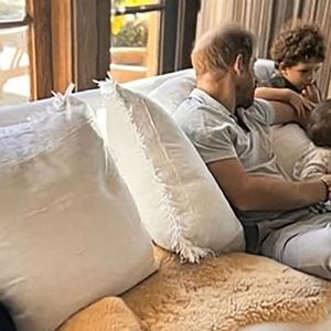 Le prince Harry, duc de Sussex et Meghan Markle, duchesse de Sussex, dévoilent des photos et des vidéos inédites de leur fils Archie et de leur fille Lilibet dans "Harry & Meghan" (Netflix). Le 15 décembre 2022.