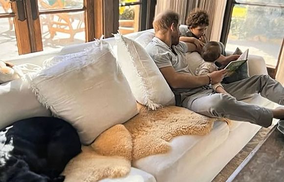 Le prince Harry, duc de Sussex et Meghan Markle, duchesse de Sussex, dévoilent des photos et des vidéos inédites de leur fils Archie et de leur fille Lilibet dans "Harry & Meghan" (Netflix). Le 15 décembre 2022.