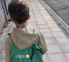 Sur le second cliché, Nino est photographié de dos, marchant d'un pas décidé sur le trottoir. 

Marion Rousse partage des photos de son fils Nino qui fait sa rentrée des classes.
