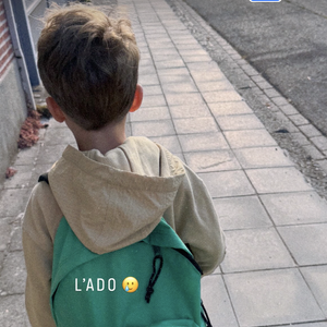Sur le second cliché, Nino est photographié de dos, marchant d'un pas décidé sur le trottoir. 

Marion Rousse partage des photos de son fils Nino qui fait sa rentrée des classes.