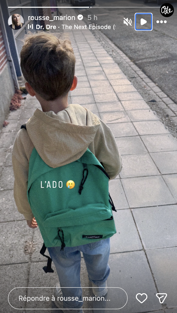 Sur le second cliché, Nino est photographié de dos, marchant d'un pas décidé sur le trottoir. 

Marion Rousse partage des photos de son fils Nino qui fait sa rentrée des classes.