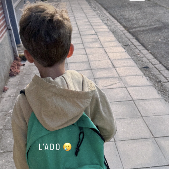 Sur le second cliché, Nino est photographié de dos, marchant d'un pas décidé sur le trottoir. 

Marion Rousse partage des photos de son fils Nino qui fait sa rentrée des classes.
