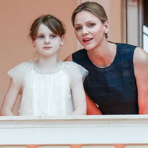 La princesse Charlène de Monaco et sa fille lors de la célébration de la fête de la Saint-Jean sur la Place du Palais princier de Monaco, le 23 juin 2025. 

Photo : Claudia Albuquerque / Bestimage
