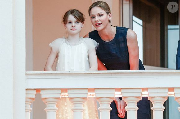 La princesse Charlène de Monaco et sa fille lors de la célébration de la fête de la Saint-Jean sur la Place du Palais princier de Monaco, le 23 juin 2025. 

Photo : Claudia Albuquerque / Bestimage