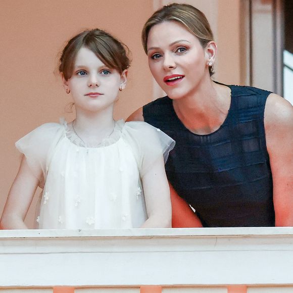La princesse Charlène de Monaco et sa fille lors de la célébration de la fête de la Saint-Jean sur la Place du Palais princier de Monaco, le 23 juin 2025. 

Photo : Claudia Albuquerque / Bestimage