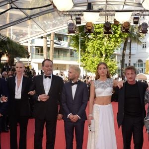 L'acteur Zubin Cooper, le réalisateur Sean Penn, l'acteur Jean Reno, l'actrice Adele Exarchopoulos, l'acteur Hopper Penn, l'actrice Charlize Theron et l'acteur Javier Bardem assistant à la projection de The Last Face au Palais Des Festivals à Cannes, France, le 20 mai 2016, dans le cadre du 69e Festival de Cannes. Photo d'Aurore Marechal/ABACAPRESS.COM