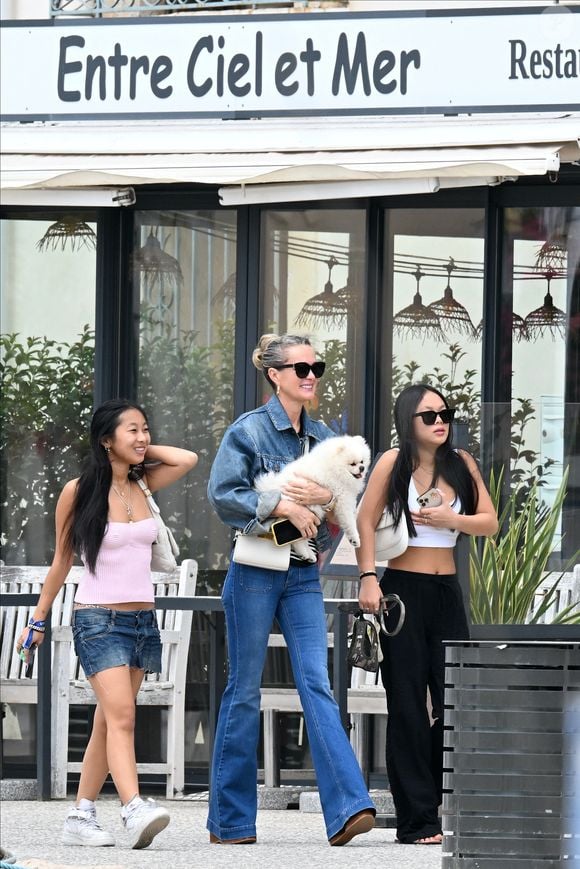 Exclusif - Laeticia Hallyday et ses filles Jade et Joy (qui résident depuis quelques jours dans la propriété familiale du Cap-d'Ail) arrivent à Marseillan pour déjeuner avec Elyette Boudou "Mamie Rock" (qui fêtera ses 89 ans le 5 juillet prochain), accompagné de son père André Boudou et sa fille Alcéa (demi soeur de Laeticia). Toute la famille est allée déjeuner à la crêperie "La Maison de Camille" à Marseillan, France, le 2 juillet 2024. Crédit : Agence / Bestimage
