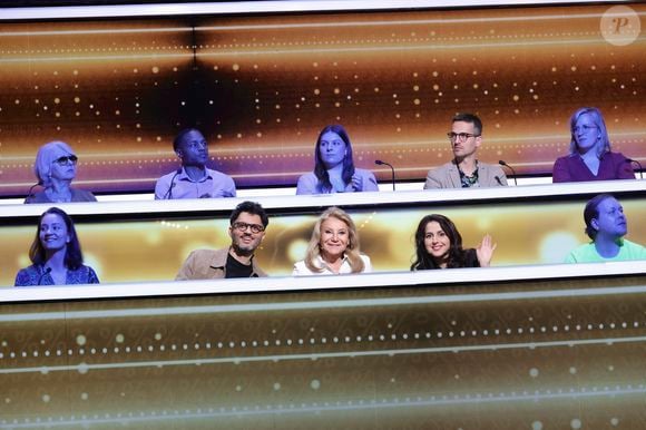 Et comme toujours, trois personnalités se prêtent au jeu

Exclusif - Nadia Roz, Sheila, Tony Saint Laurent lors de l'enregistrement de l'émission "100% logique" présentée par C. Feraud et qui sera diffusée le 18 octobre 2025 au Studio du Lendit à Saint-Denis, France, le 11 mars 2024. © Jack Tribeca/Bestimage