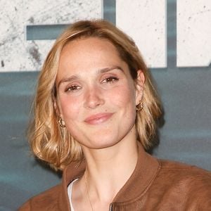 L'actrice tiendra le premier rôle du film baptisé Natacha (presque) hôtesse de l'air, qui sortira au cinéma le mercredi 2 avril 2025

Camille Lou - Avant-première Netflix du film "Sous la Seine" de Xavier Gens au cinéma le Grand Palais Immersif à Paris le 4 juin 2024. © Coadic Guirec/Bestimage