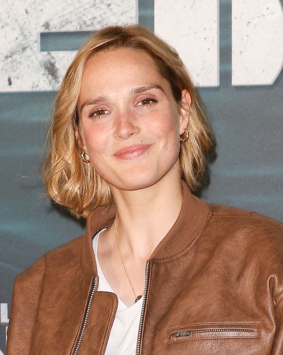 L'actrice tiendra le premier rôle du film baptisé Natacha (presque) hôtesse de l'air, qui sortira au cinéma le mercredi 2 avril 2025
Camille Lou - Avant-première Netflix du film "Sous la Seine" de Xavier Gens au cinéma le Grand Palais Immersif à Paris le 4 juin 2024. © Coadic Guirec/Bestimage