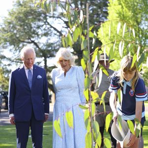 Le roi Charles III et la reine Camilla se tiennent à proximité d'Imogen Kimble, une élève de l'école publique de Wamberal, qui verse de l'eau lors de la cérémonie de plantation de deux eucalyptus, dans le jardin de Government House à Canberra. Lundi 21 octobre 2024. Photo par Toby Mellville/PA Wire/ABACAPRESS.COM