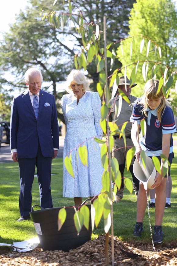Le roi Charles III et la reine Camilla se tiennent à proximité d'Imogen Kimble, une élève de l'école publique de Wamberal, qui verse de l'eau lors de la cérémonie de plantation de deux eucalyptus, dans le jardin de Government House à Canberra. Lundi 21 octobre 2024. Photo par Toby Mellville/PA Wire/ABACAPRESS.COM