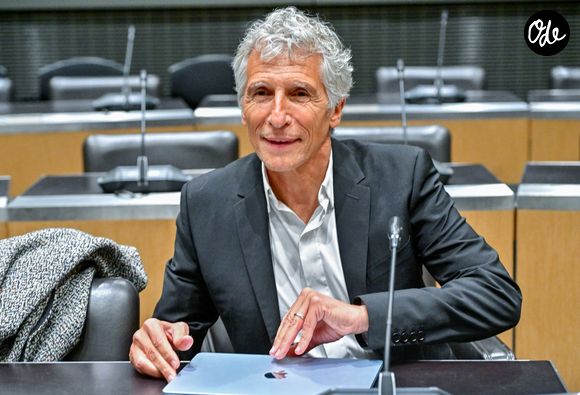 Le présentateur de télévision et producteur audiovisuel Nagui assiste à une audition de la Commission d'enquête parlementaire sur la neutralité, le fonctionnement et le financement du service public de radiodiffusion français à l'Assemblée nationale, à Paris, France, le 1er avril 2026. © Christian Liewig/Bestimage
