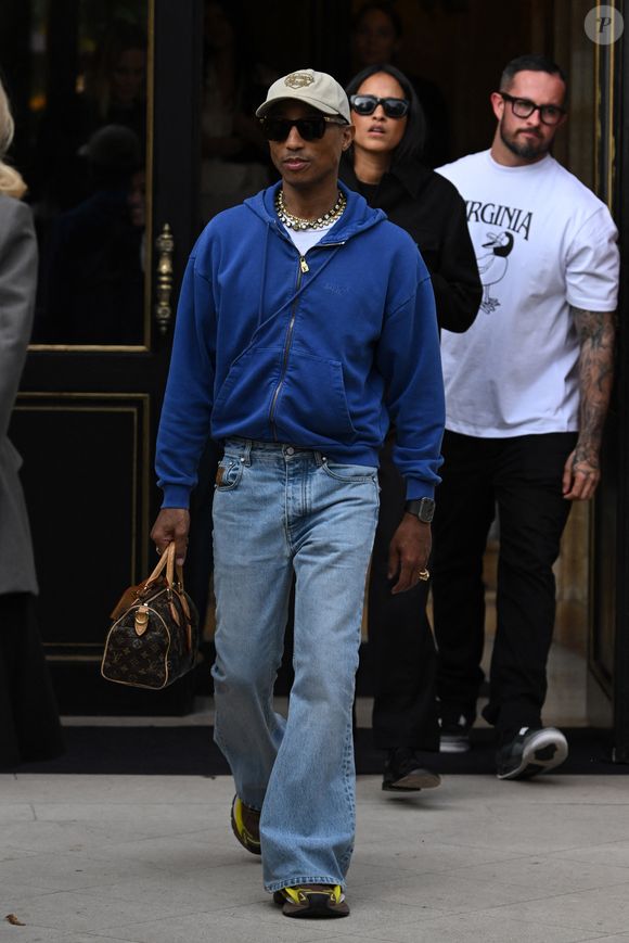 29 septembre 2025.

Pharrell Williams arrive à l'hôtel Le Reserve pour une soirée PFW

Photo - Pharrell Williams