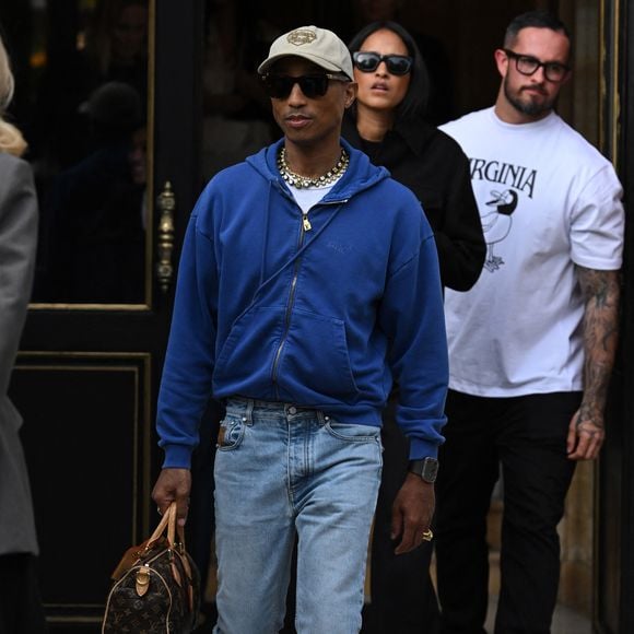 29 septembre 2025.

Pharrell Williams arrive à l'hôtel Le Reserve pour une soirée PFW

Photo - Pharrell Williams