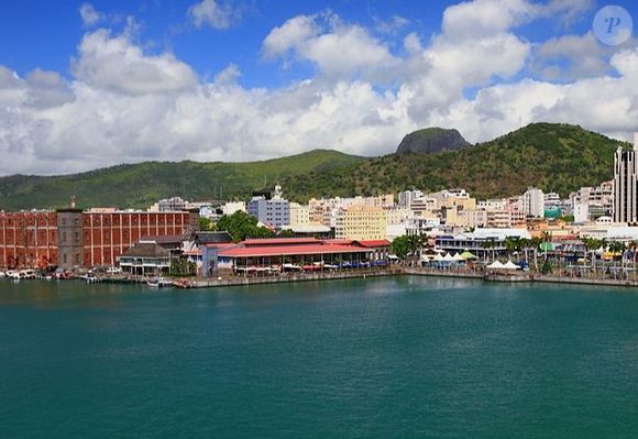 Grande activité à Port-Louis et son port vus depuis l'océan. - Photobeginner / 123RF.