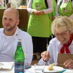 Lui au volant, elle en copilote.

Les Chefs à Saint-Tropez fêtent les producteurs 2025 - Inauguration de la 5e édition,  les Chefs et les producteurs se retrouvent sur la place des Lices à Saint-Tropez, le 3 mai 2025. Le chef Pâtissier Cédric Grolet Président du Jury du concours de Patisserie - La Tropezienne. Brandon Dehan et Mercotte. ©Jean-Marc Lhomer / Bestimage.