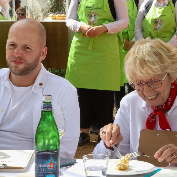 Lui au volant, elle en copilote.

Les Chefs à Saint-Tropez fêtent les producteurs 2025 - Inauguration de la 5e édition,  les Chefs et les producteurs se retrouvent sur la place des Lices à Saint-Tropez, le 3 mai 2025. Le chef Pâtissier Cédric Grolet Président du Jury du concours de Patisserie - La Tropezienne. Brandon Dehan et Mercotte. ©Jean-Marc Lhomer / Bestimage.