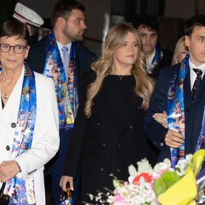 De son côté, Louis Ducruet arborait un costume bleu foncé impeccable.
S.A.S. la princesse Stéphanie de Monaco, Louis Ducruet et Camille Gottlieb assistent à l'ouverture du 48ème Festival International du Cirque de Monte-Carlo, à Monaco, le 16 janvier 2026. © Olivier Huitel/Poo Monaco/Bestimage