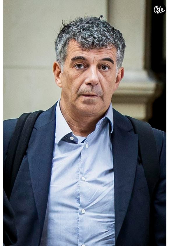 L’ancien animateur conserve 18 % du capital, reste représentant de l’enseigne et membre du comité de direction, malgré les difficultés traversées par le réseau.

Stéphane Plaza arrive avec ses avocats Julien Roelens et Antonin Gravelin-Rodriguez (Cabinet Joshua) à son procès jugé en appel pour violences conjugales, au palais de justice de Paris, France, le 1er juillet 2026. © Vincenzo Armone/Bestimage