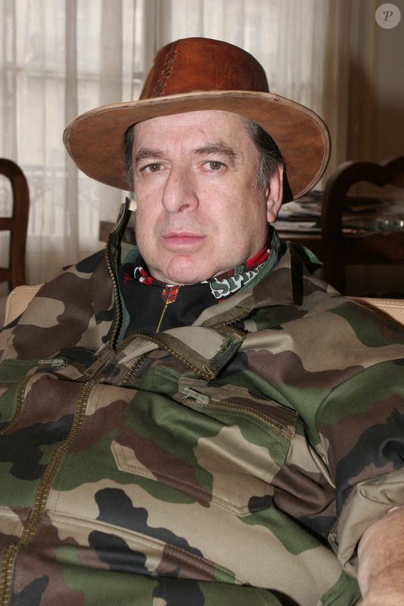 Photo d'archives - Exclusif - Paul Loup Sulitzer lors d'une séance photo à son domicile parisien en février 2006 pour le peintre Bernard de Souzy. Photo par Benoit Pinguet/ABACAPRESS.COM