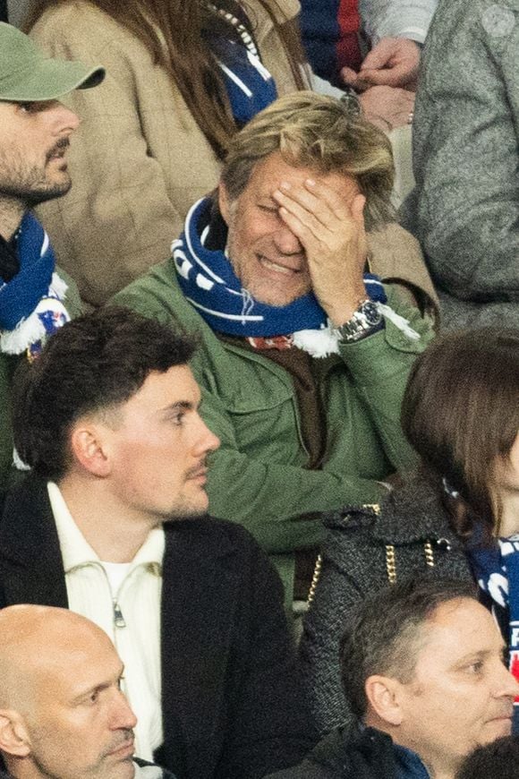 Présent dans les tribunes VIP pour assister au match de la Ligue des Champions 2025-2026 opposant le PSG à Chelsea au Parc des Princes à Paris, Laurent Delahousse est venu sans Alice Taglioni.

Laurent Delahousse - Célébrités dans les tribunes du match de 8ème de finale aller de la Ligue Des Champions (LDC) "PSG - Chelsea (5-2)" au Parc des Princes à Paris. © Cyril Moreau/Bestimage