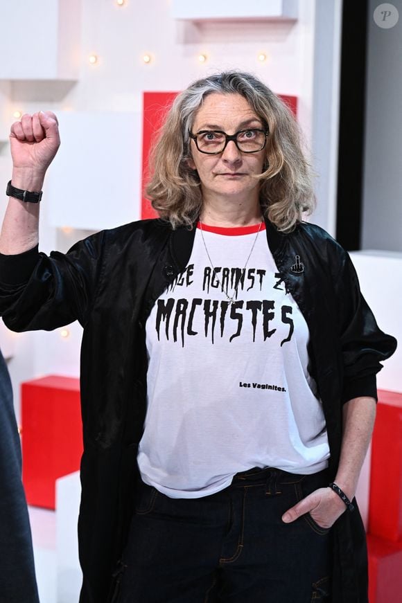 Aux côtés de deux autres femmes. 


Exclusif - Corinne Masiero - Enregistrement de l'émission "Vivement dimanche" au studio Gabriel à Paris, le 17 avril 2024, présentée par M.Drucker, et diffusée le 28 avril 2024 sur France 3. 
© Guillaume Gaffiot / Bestimage