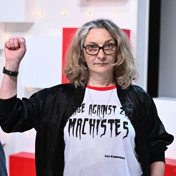 Aux côtés de deux autres femmes. 


Exclusif - Corinne Masiero - Enregistrement de l'émission "Vivement dimanche" au studio Gabriel à Paris, le 17 avril 2024, présentée par M.Drucker, et diffusée le 28 avril 2024 sur France 3. 
© Guillaume Gaffiot / Bestimage