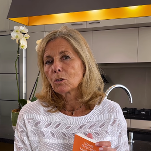 Claire Chazal installée dans sa superbe cuisine, sur Instagram.