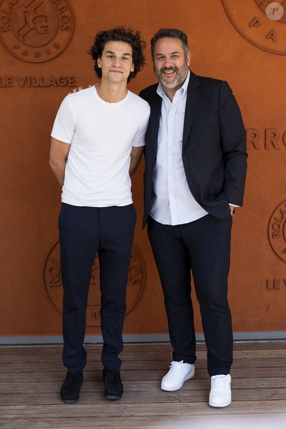 Bruce Toussaint et son fils Noé Toussaint au village lors des Internationaux de France de Tennis de Roland Garros 2025. Paris, le 30 mai 2025. 
© Moreau / Jacovides / Bestimage